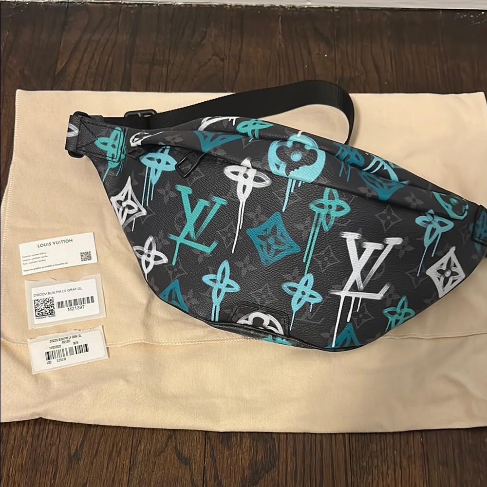 Louis Vuitton Discovery Bum Bag Graffiti